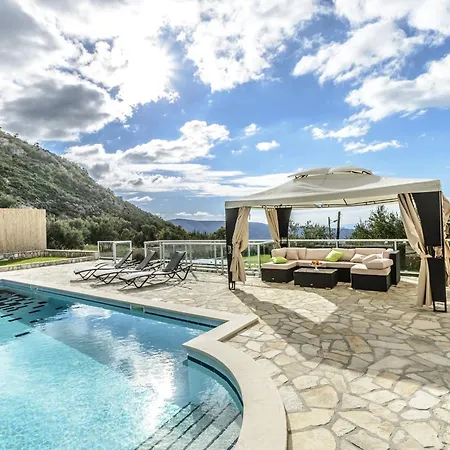 Pave - Six-bedroom With Terrace And Swimming Pool