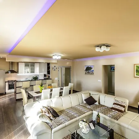 Pave - Six-bedroom With Terrace And Swimming Pool فيلة