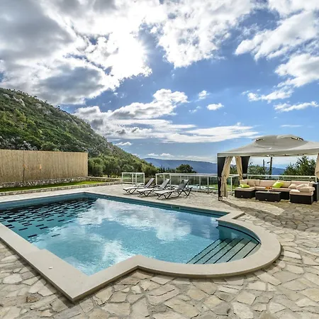 Pave - Six-bedroom With Terrace And Swimming Pool Villa