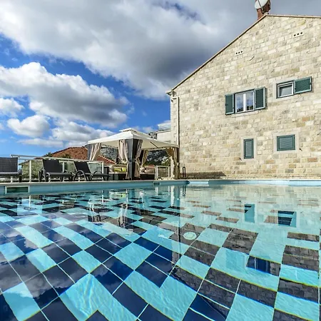 Vila Pave - Six-bedroom With Terrace And Swimming Pool