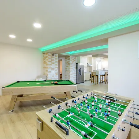 Pave - Six-bedroom With Terrace And Swimming Pool Willa *