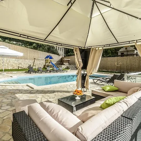 Pave - Six-bedroom With Terrace And Swimming Pool