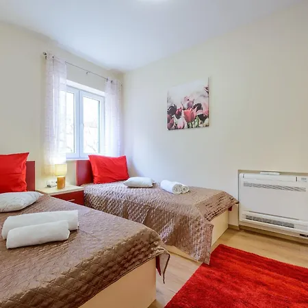 Pave - Six-bedroom With Terrace And Swimming Pool Willa Dubravka