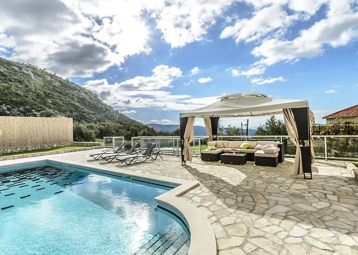 Pave - Six-bedroom With Terrace And Swimming Pool