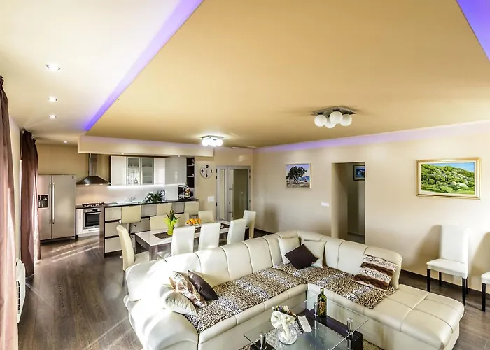 Pave - Six-bedroom With Terrace And Swimming Pool فيلة