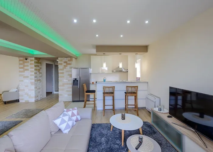 Pave - Six-bedroom With Terrace And Swimming Pool Dubravka