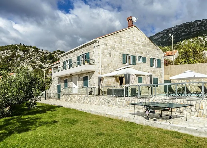 Pave - Six-bedroom With Terrace And Swimming Pool فيلة *